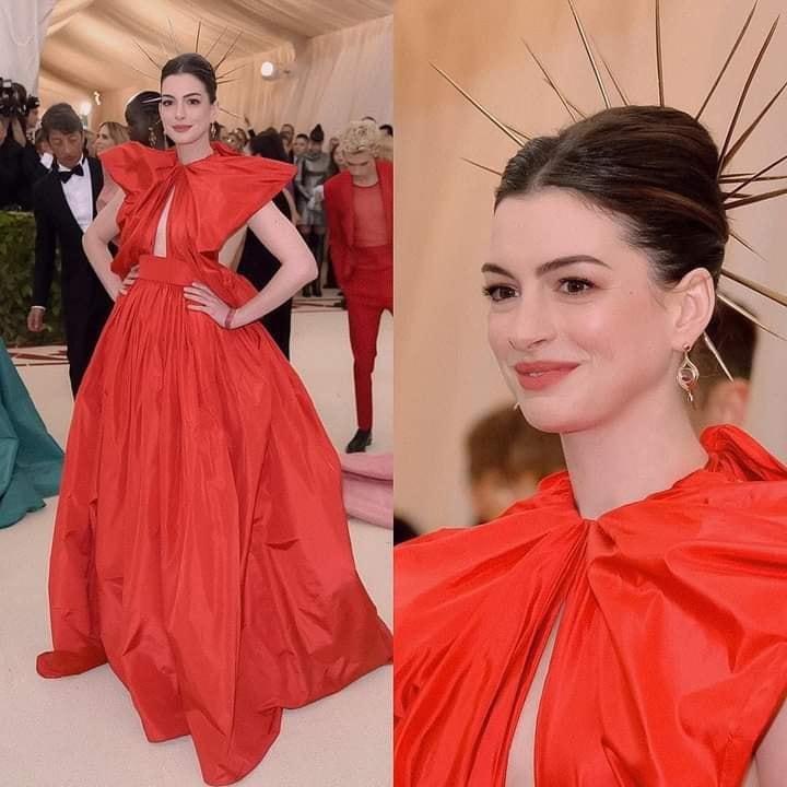 Anne Hathaway nổi bật như bông hoa dâm bụt với đầm đỏ rực rỡ.