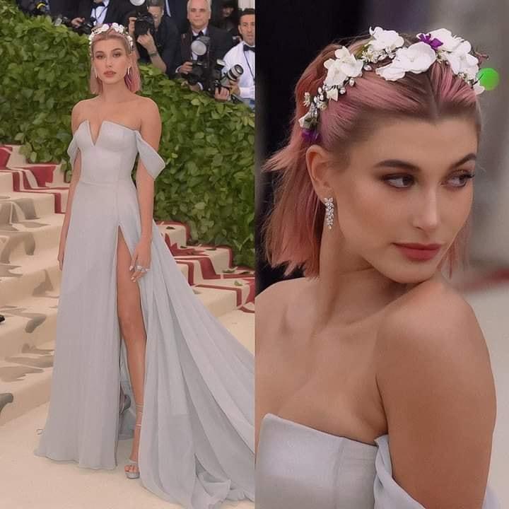 Hailey Bieber chuẩn nàng dâu hiền với đầm trễ vai, tóc đội bờm nữ tinh.