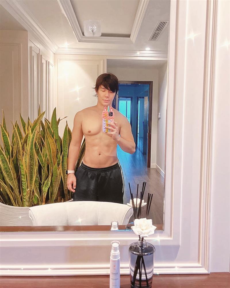 Không nhận ra Nathan Lee mặc áo cute như học sinh đi tiêm vaccine-5