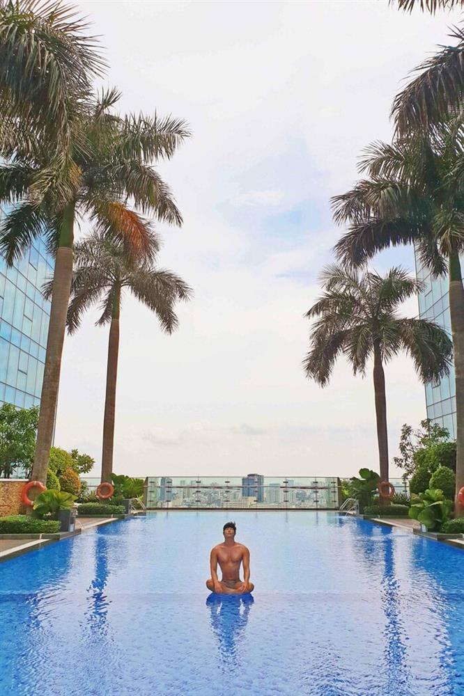 Không nhận ra Nathan Lee mặc áo cute như học sinh đi tiêm vaccine-7