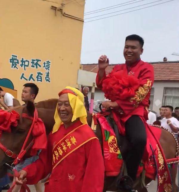 Chú rể cưỡi ngựa và rước dâu bằng kiệu hoa hệt phim cổ trang-3