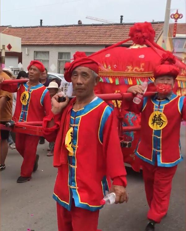 Chú rể cưỡi ngựa và rước dâu bằng kiệu hoa hệt phim cổ trang-4