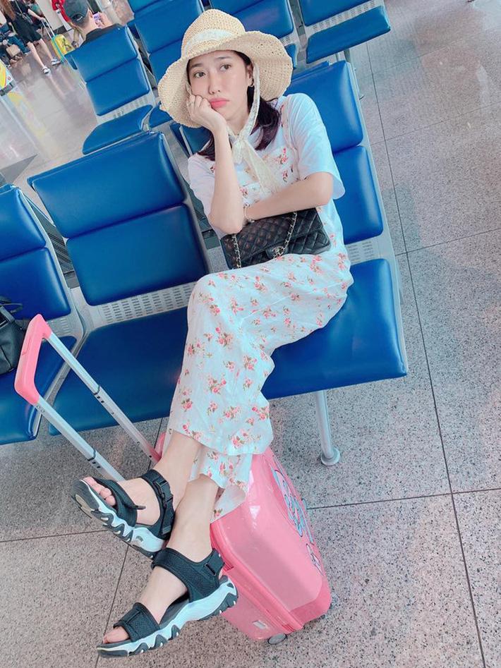 Mặc đồ ngủ ra sân bay, mỹ nhân Việt luộm thuộm như mẹ bổi-9