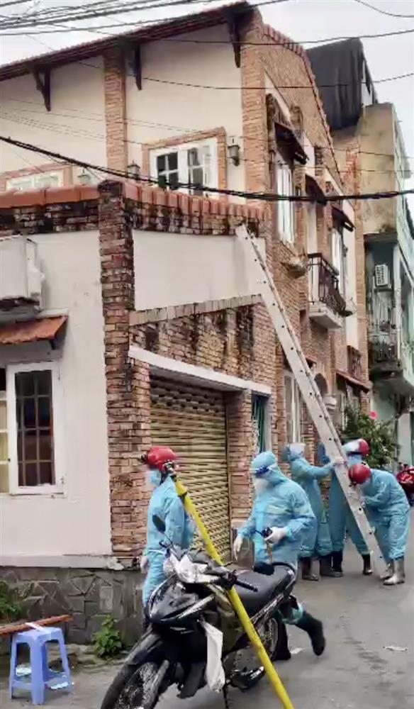 TP.HCM: F0 đánh đập bố mẹ, cởi quần áo leo lên mái nhà dọa nhảy-1