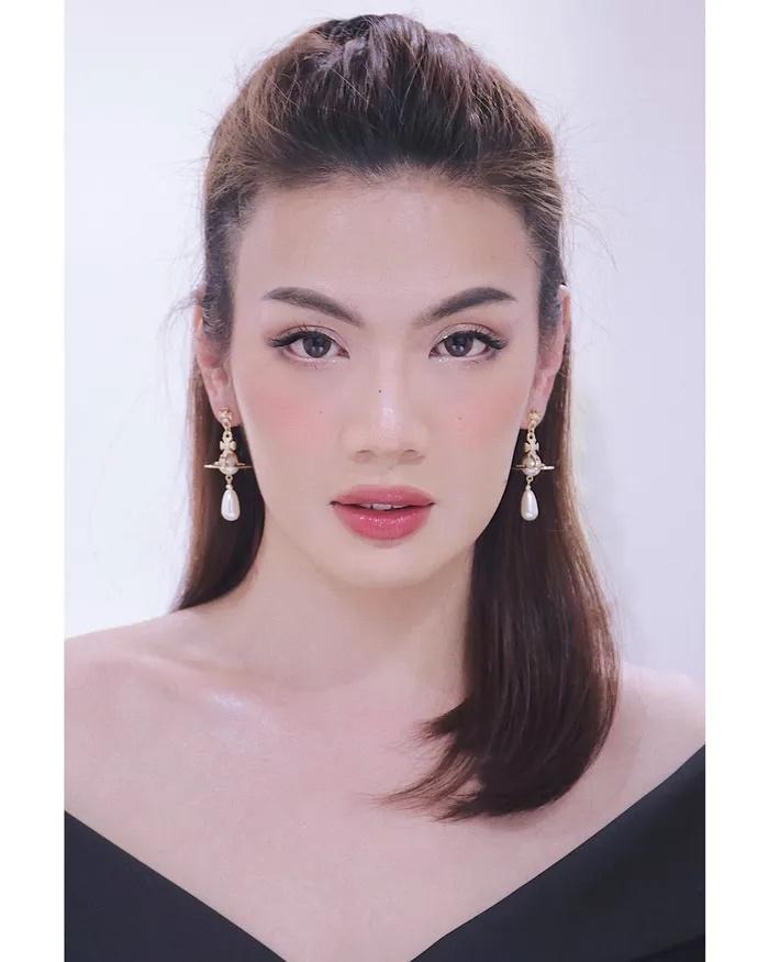 Đào Bá Lộc áo trễ vai, đeo bông tai, make up xinh quá nhìn không ra!-2