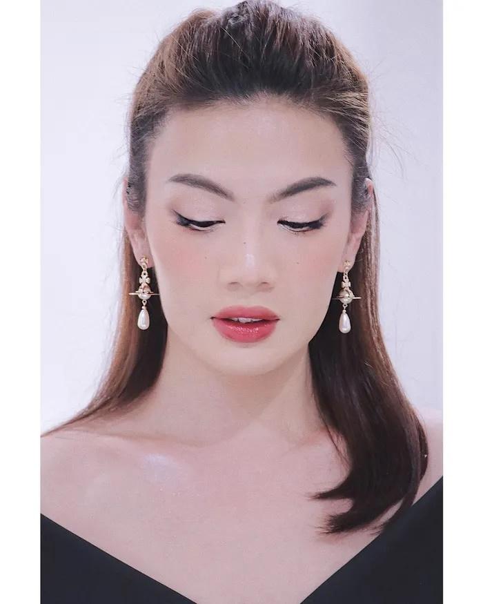 Đào Bá Lộc áo trễ vai, đeo bông tai, make up xinh quá nhìn không ra!-3
