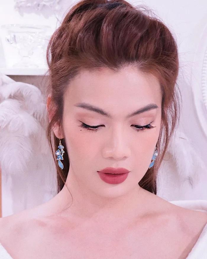 Đào Bá Lộc áo trễ vai, đeo bông tai, make up xinh quá nhìn không ra!-5