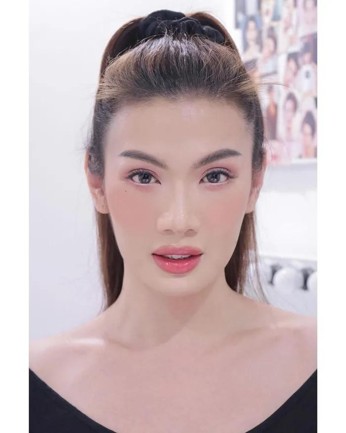 Đào Bá Lộc áo trễ vai, đeo bông tai, make up xinh quá nhìn không ra!-4
