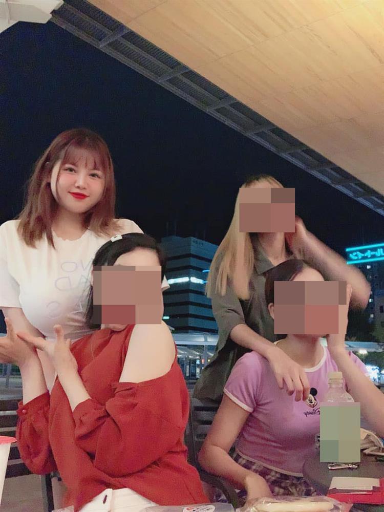 Nữ sinh ngực khủng gây tranh cãi để bạn vô tư sờ mó vòng 1-1