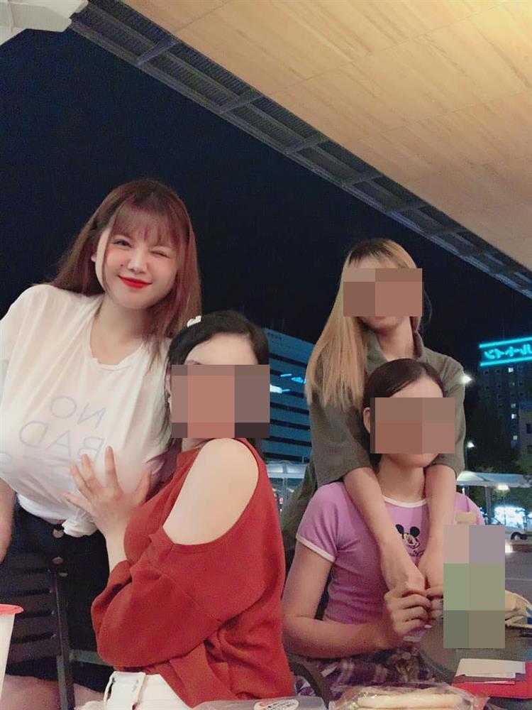 Nữ sinh ngực khủng gây tranh cãi để bạn vô tư sờ mó vòng 1-2