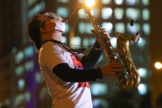 Con gái saxophone Trần Mạnh Tuấn làm rõ tin sai lệch về ba