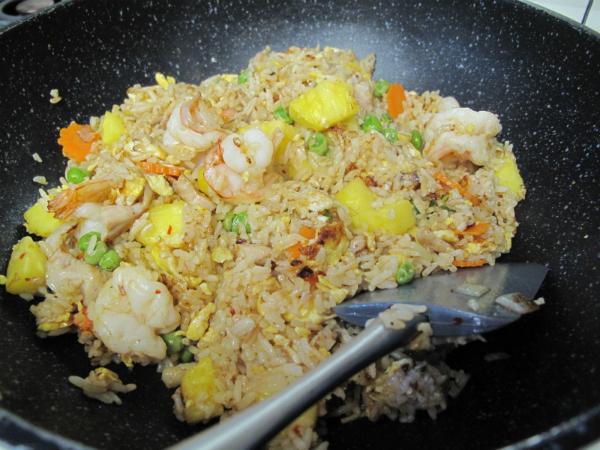 Cô gái bị người yêu chia tay vì rang cơm để nguyên trong chảo-1