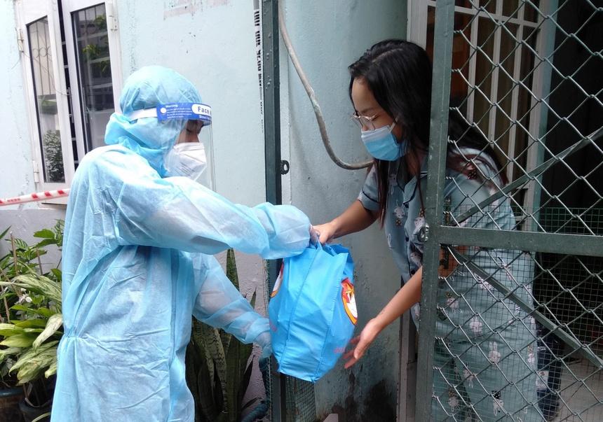 Người dân TP.HCM không tự đi chợ, lương thực được phát tận nhà-1