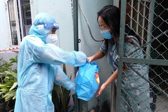 Người dân TP.HCM không tự đi chợ, lương thực được phát tận nhà