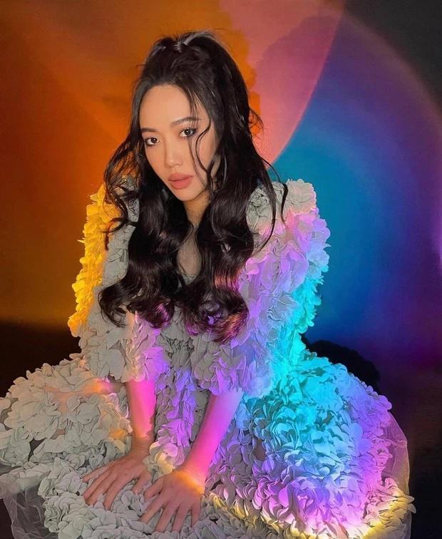 Diệu Nhi diện đồ thùng thình vẫn lộ bụng vượt mặt-11