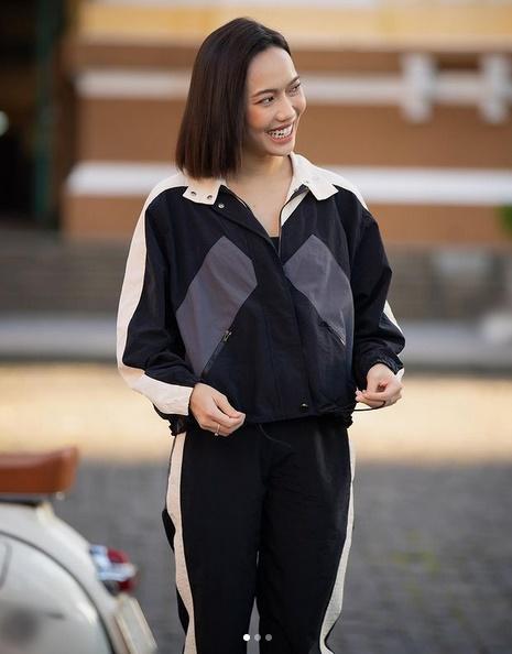 Diệu Nhi diện đồ thùng thình vẫn lộ bụng vượt mặt-4