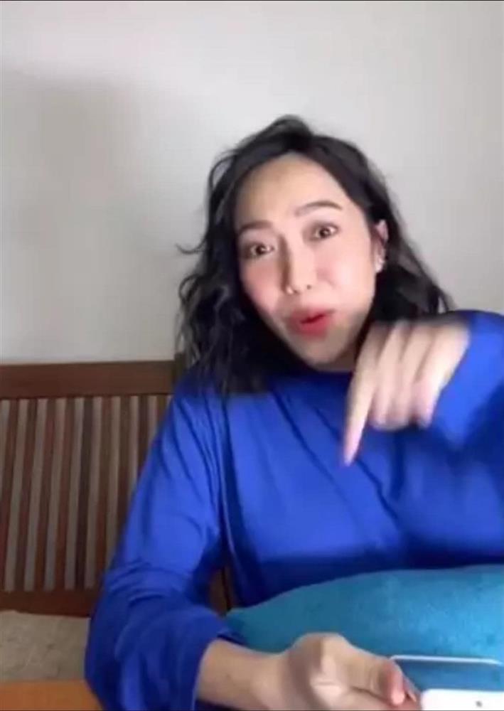 Diệu Nhi diện đồ thùng thình vẫn lộ bụng vượt mặt-12