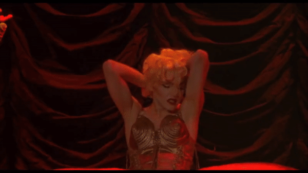 Nữ nghệ sĩ huyền thoại mang cảnh thủ dâm 21+ lên sân khấu-1