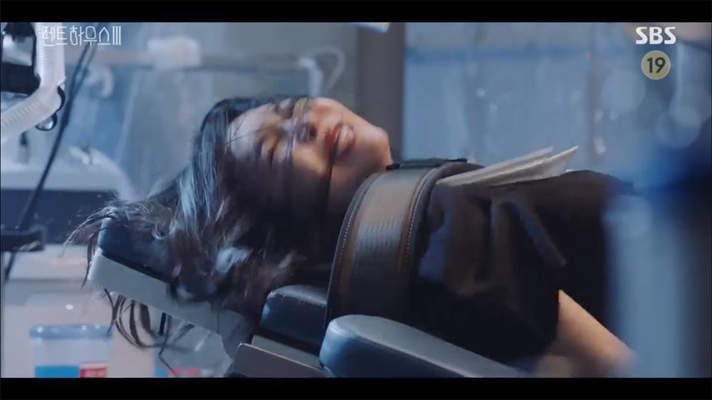 Penthouse 3 tập 11: Ác nữ Seo Jin chết thảm thương, chồng cũ nguy kịch-10