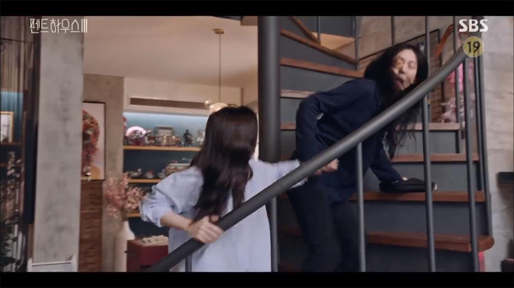 Penthouse 3 tập 11: Ác nữ Seo Jin chết thảm thương, chồng cũ nguy kịch-18