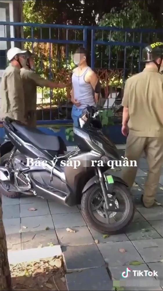 Đang đi gặp chốt, ông chú bỗng đau bụng sắp bĩnh ra quần-1