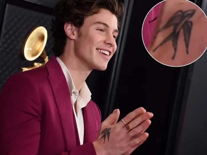 Năm 2017, Shawn Mendes xăm hình chim én trên cánh tay phải tại cửa tiệm của nghệ sĩ Livia Tsang. Nam ca sĩ tiết lộ hình xăm tượng trưng cho gia đình, giúp anh nhớ đến bạn bè và những người thân. Nam ca sĩ đồng thời xăm số 8 trên ngón tay giữa. Đây là con số may mắn của Mendes (anh sinh ngày 8/8/1998). Giọng ca Mercy tiết lộ anh và người mẫu Hailey Bieber cùng đi xăm sau khi hội ngộ ở Met Gala 2018. Ảnh: AP.