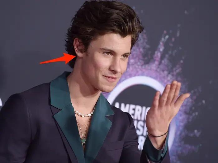 Tháng 11/2019, Shawn Mendes xăm chữ A phía sau tai phải. Đây là tên của em gái anh - Aaliyah Mendes. Ít tháng sau, nam ca sĩ tiếp tục xăm tên của em gái lên vai trái. Cả hai hình đều được thực hiện bởi nghệ sĩ nổi tiếng Kane Navasard. Sau khi ra mắt album phòng thu thứ tư Wonder, nam ca sĩ xăm lên cánh tay phải dòng chữ 