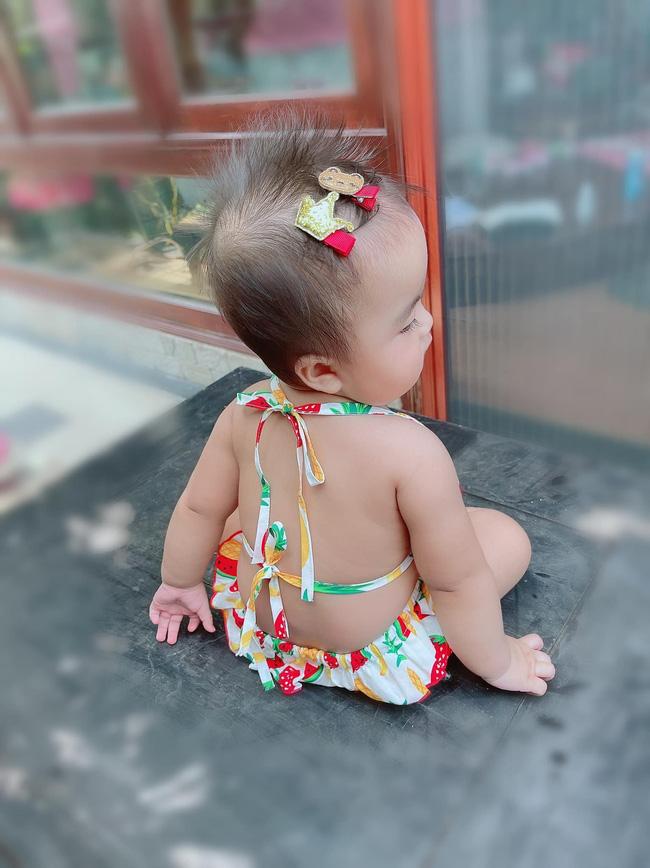 Biểu cảm hài hước của con gái Mạc Văn Khoa khi diện bikini tí hon-2