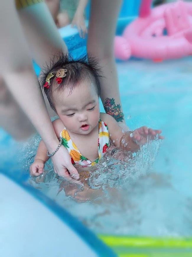 Biểu cảm hài hước của con gái Mạc Văn Khoa khi diện bikini tí hon-1