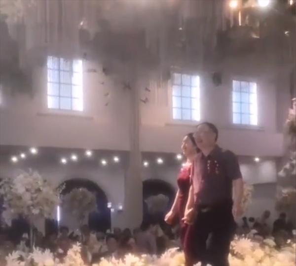 Cô dâu chú rể đi chống dịch, bố mẹ thay mặt hoàn thành nghi lễ-1