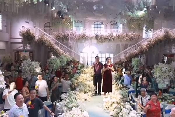 Bụng bầu 6 tháng rửa bát sau đám cưới, cô dâu đau khổ tận cùng!-3