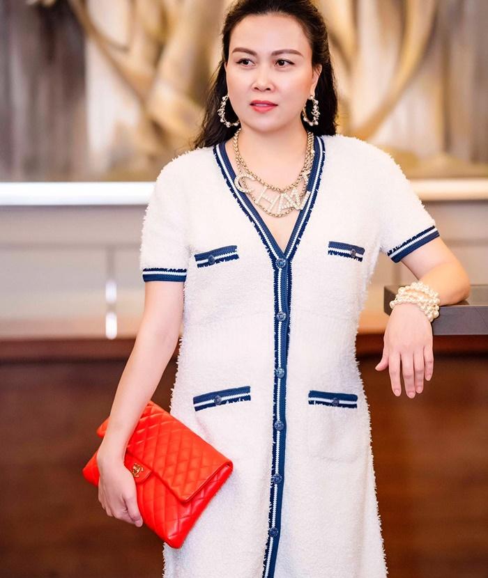 Phượng Chanel cũng từng dính tin đồn bầu bí cho Quách Ngọc Ngoan. Cô cũng khéo léo dùng túi clutch che phần nào chiếc bụng bự.