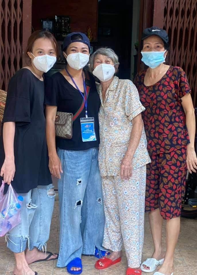 Con sao Việt đi từ thiện: người mặc quần rách bê gạo, người làm xiếc-1