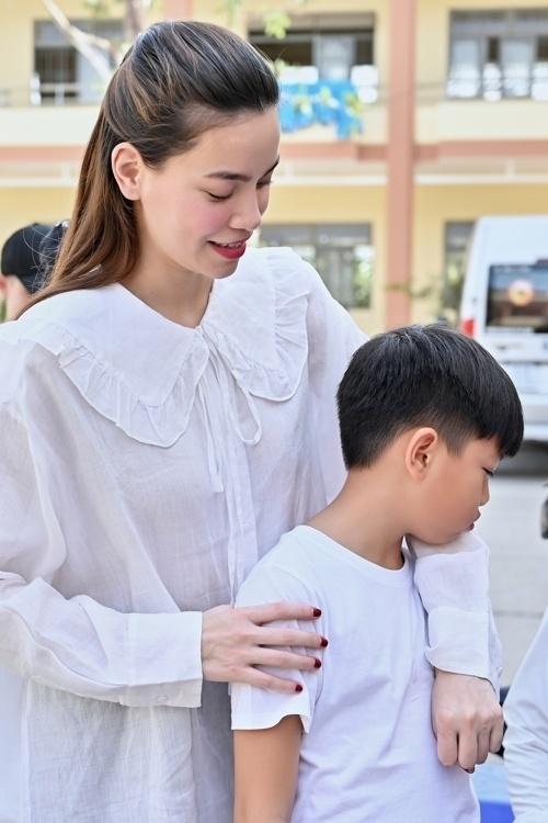 Con sao Việt đi từ thiện: người mặc quần rách bê gạo, người làm xiếc-6