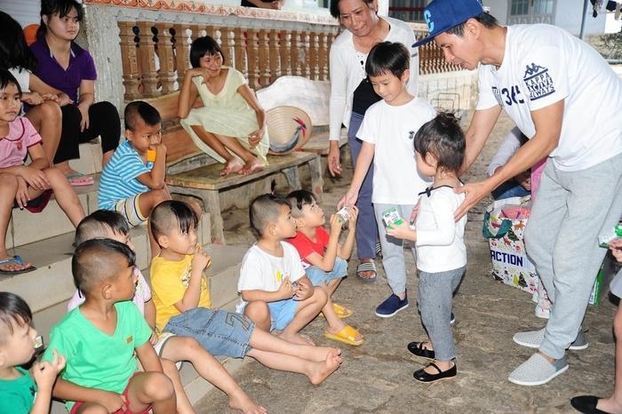 Con sao Việt đi từ thiện: người mặc quần rách bê gạo, người làm xiếc-10