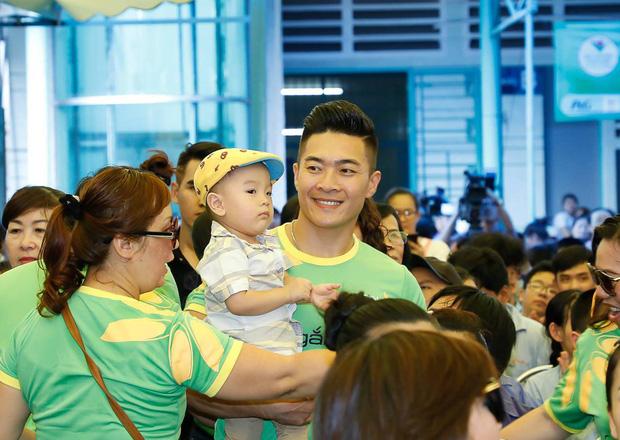 Con sao Việt đi từ thiện: người mặc quần rách bê gạo, người làm xiếc-11