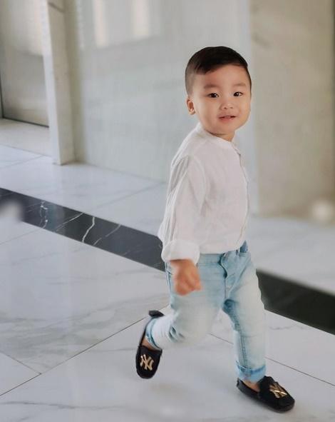 Quý tử nhà Hòa Minzy lên đồ chững chạc, 2 tuổi mà như người lớn-4