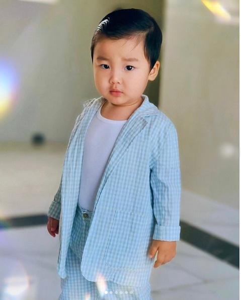 Quý tử nhà Hòa Minzy lên đồ chững chạc, 2 tuổi mà như người lớn-8