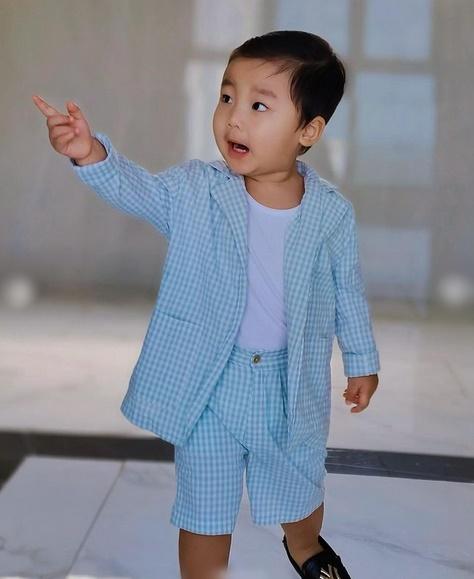 Quý tử nhà Hòa Minzy lên đồ chững chạc, 2 tuổi mà như người lớn-9