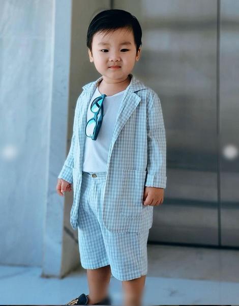 Quý tử nhà Hòa Minzy lên đồ chững chạc, 2 tuổi mà như người lớn-10