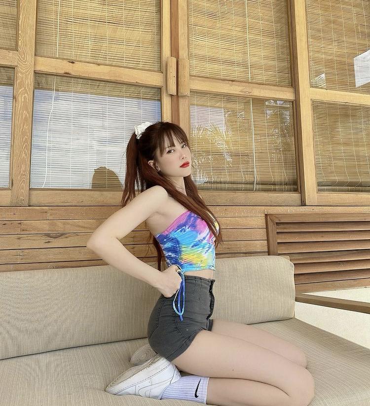 Học Thiều Bảo Trâm mix đồ chất lừ chỉ với 1 chiếc áo quây-5