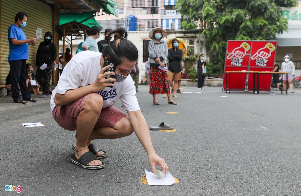 Anh Tùng (quận 10) chia sẻ: "Tôi đã đứng xếp hàng ở ngoài hơn 2 tiếng đồng hồ nhưng vẫn chưa thể vào trong. Do biết thông tin sẽ được hỗ trợ thực phẩm trong những ngày tới nên tôi dự tính sẽ mua lương thực đủ dùng trong vài ngày chứ không tích trữ nhiều".