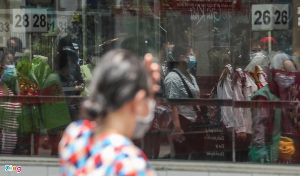 Đến hơn 11h trưa dòng người kéo đến siêu thị vẫn không giảm.