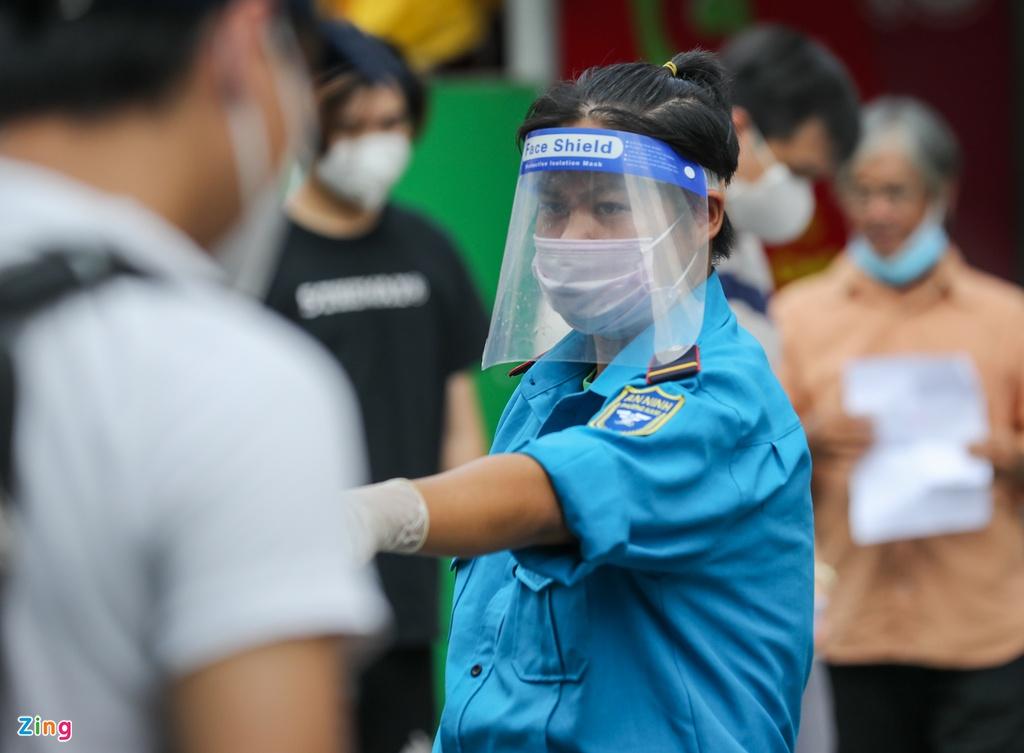 Trong sáng 21/8, có khá nhiều thời điểm lượng người đổ đến siêu thị đông tới mức ùn ứ, nhân viên siêu thị phải vất vả điều phối.