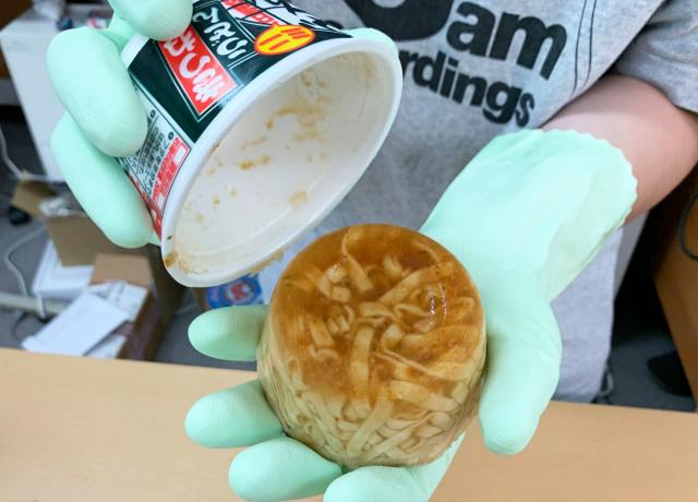 Thanh niên làm món đá bào từ mì gói, dân mạng lắc đầu sợ hãi-2