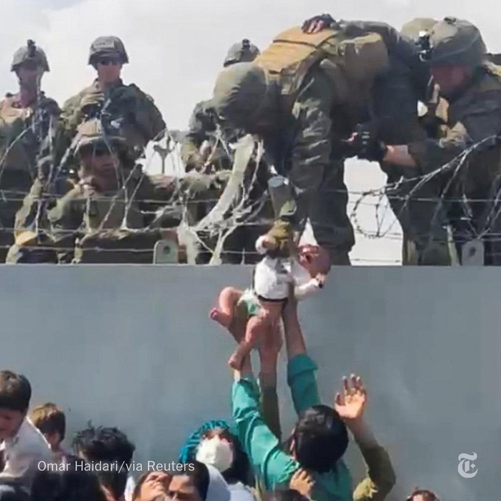 Sự thật ném con cho lính Mỹ qua hàng rào thép gai ở Afghanistan-1
