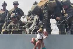 Sự thật 'ném con cho lính Mỹ qua hàng rào thép gai' ở Afghanistan