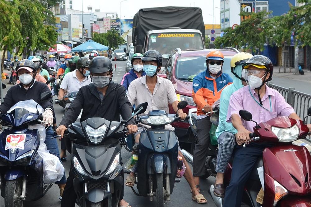 TP.HCM: Người dân xếp hàng từ 6h sáng chờ mua thực phẩm-6