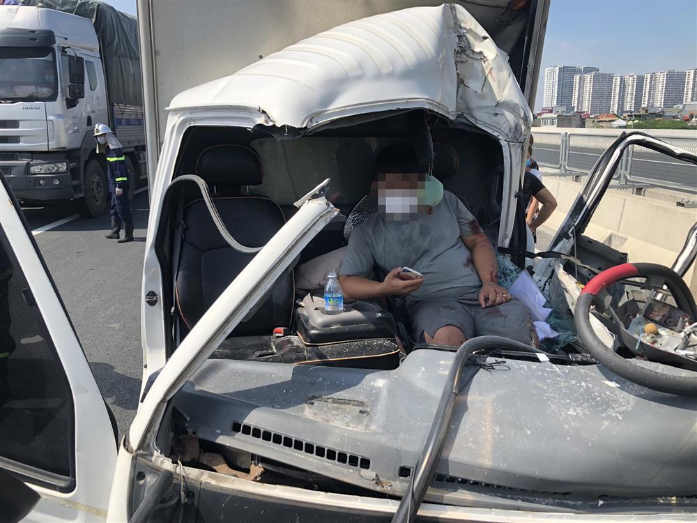 Nghẹt thở giải cứu tài xế bị kẹt trong cabin sau tai nạn ở Hà Nội-1
