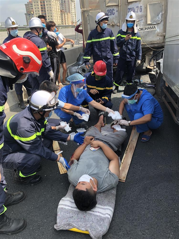 Nghẹt thở giải cứu tài xế bị kẹt trong cabin sau tai nạn ở Hà Nội-3